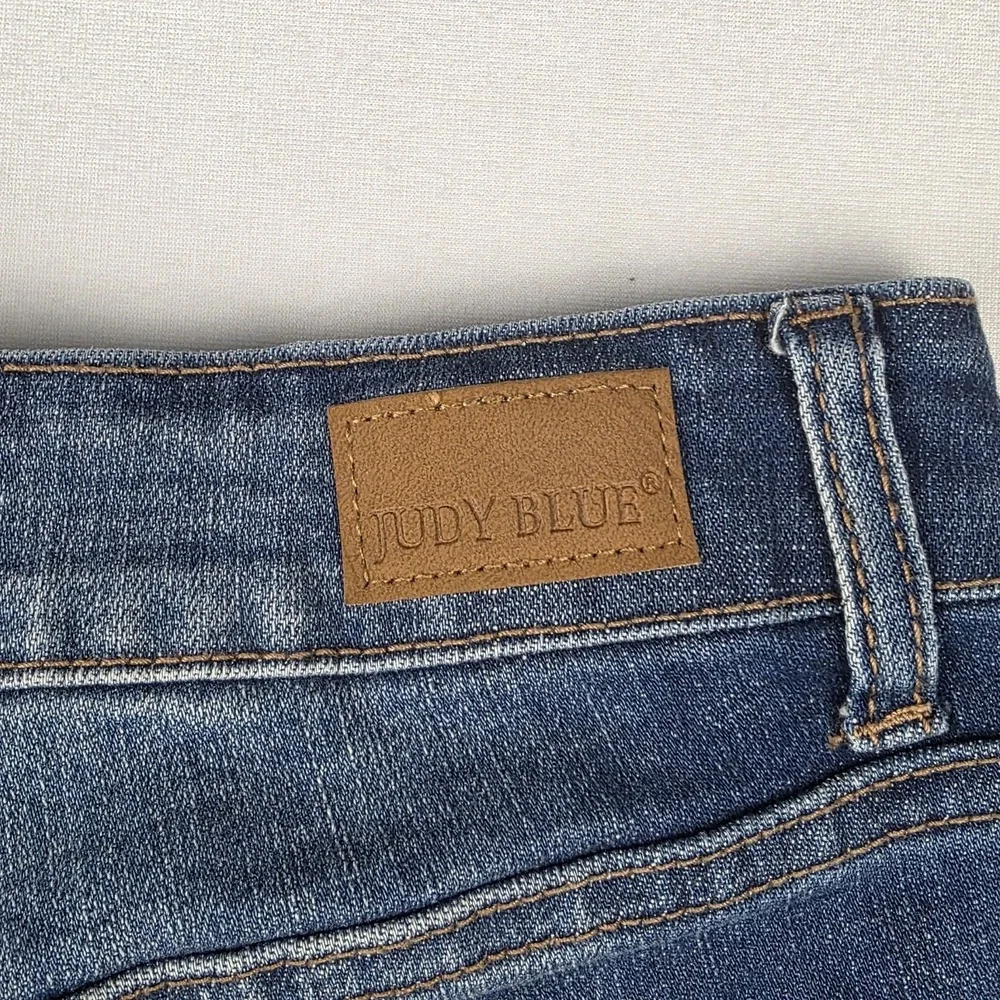 Judy Blue Shorts Womens Size 1XL Distressed Star Patch Medium Wash Cuffed Hem - Picture 7 of 11